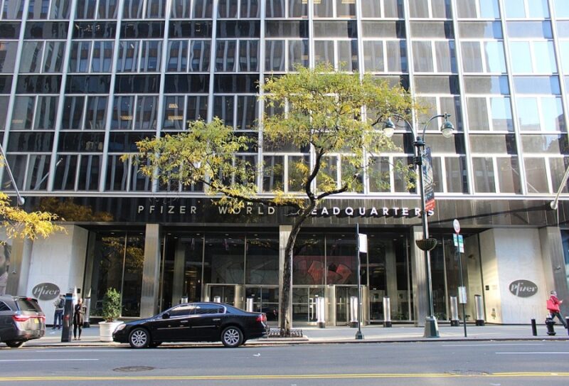 L'ingresso al quartier generale mondiale Pfizer a Manhattan, New York
