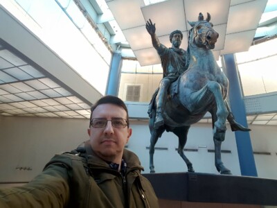 Di fronte alla statua equestre dell'imperatore Marco Aurelio, l'originale