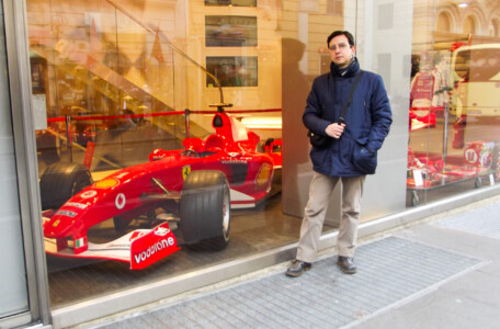 Davanti una vera Ferrari di Formula 1 in una vetrina di Roma