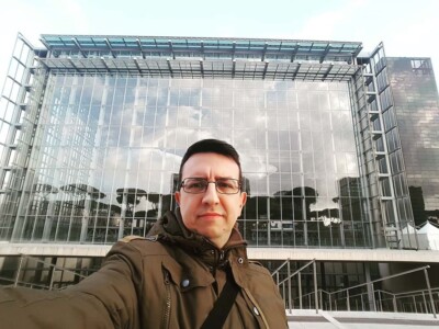 Davanti al palazzo della Nuvola dell'Eur, Roma